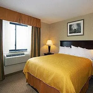 2* Hotel Quality Jamaica Airtrain